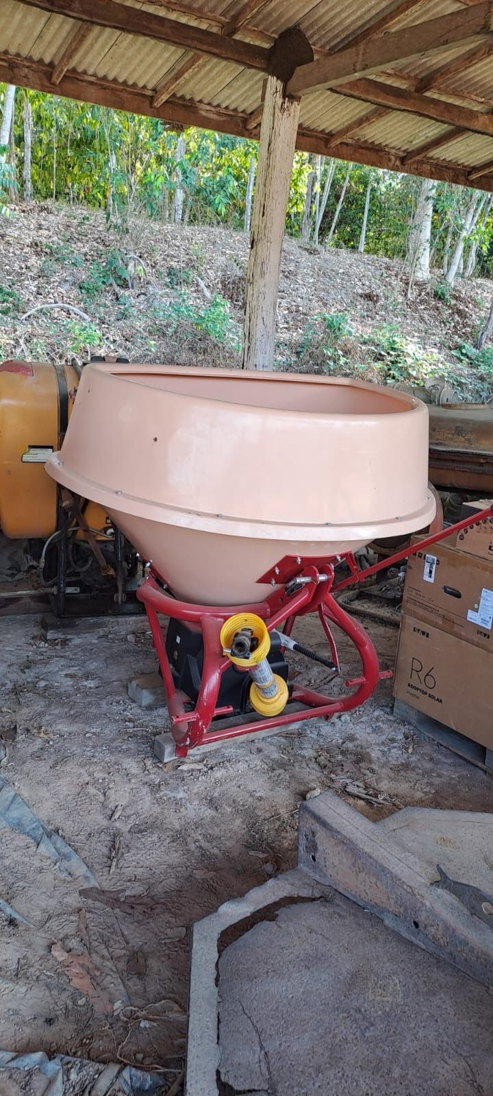 Adubadeira/ Distribuidora de Fertilizantes e Sementes 600 L